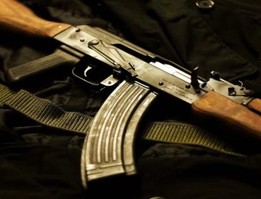 Πόλεμος συμμοριών: Δολοφονία γνωστού «νονού» της νύχτας στους Αγ. Αναργύρους με καλάσνικοφ
